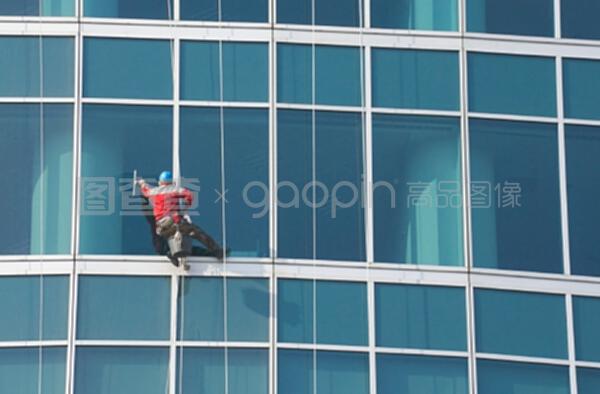 高空中的堅守 建筑清潔服務的擦窗技藝與安全指南